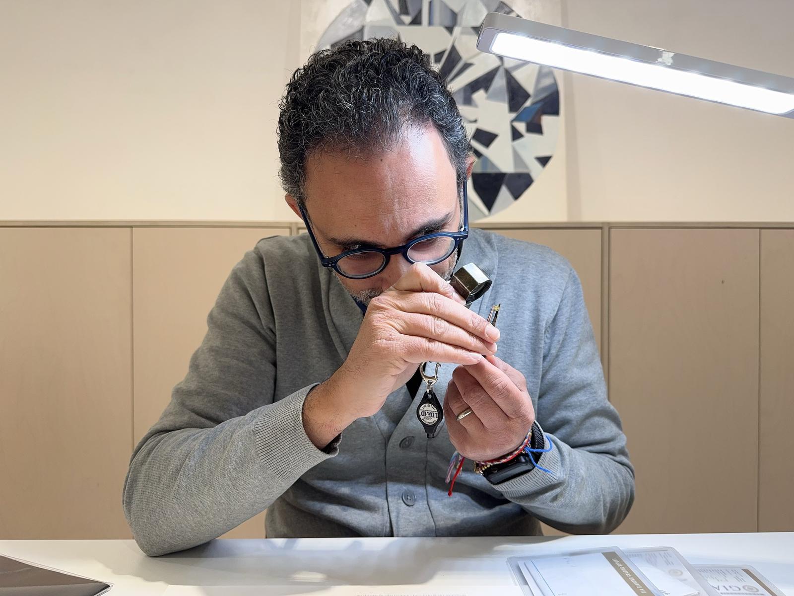 Laurent de Toledo examinant un diamant à la loupe